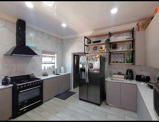 6 BEDROOM FREESTANDING FOR SALE IN WILKOPPIES